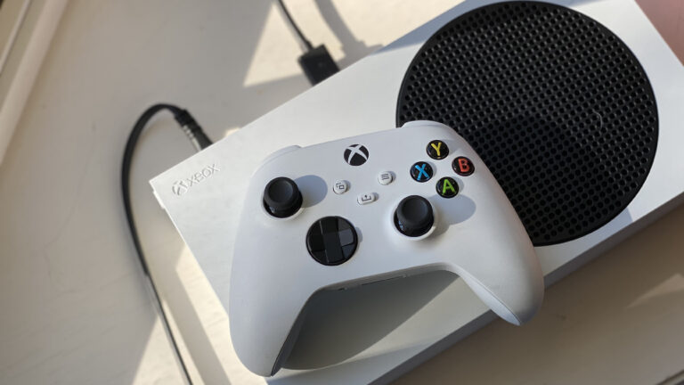 Microsoft Trollea a Sony Aludiendo Lo Fácil Que Es Colocar a Xbox Series X Horizontal